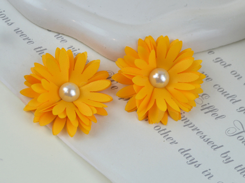 Квітка багатошарова з перлиною жовта