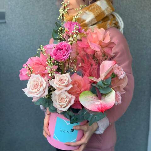 Коробка с цветами «Красота любви», Цветы: Антуриум, Диантус, Ранунклюс, Роза, Стифа, Эвкалипт