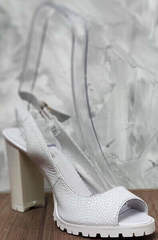 Белые босоножки женские на каблуке 10 см. Кожаные босоножки с открытой пяткой и носком EL Passo White....