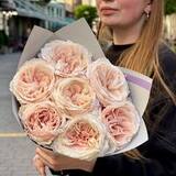 Photo of 7 Tsumugi peony roses in a bouquet «Silky Foam»