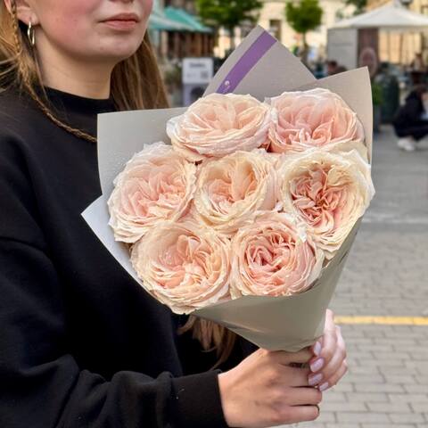 Photo of 7 Tsumugi peony roses in a bouquet «Silky Foam»