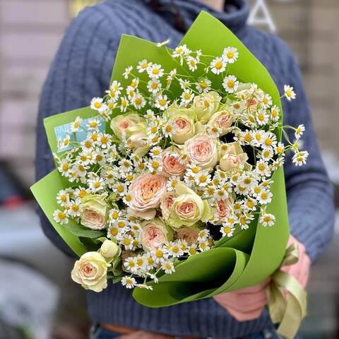 Светлый полевой букет с ромашками «Летний дождик», Цветы: Танацетум, Роза пионовидная кустовая
