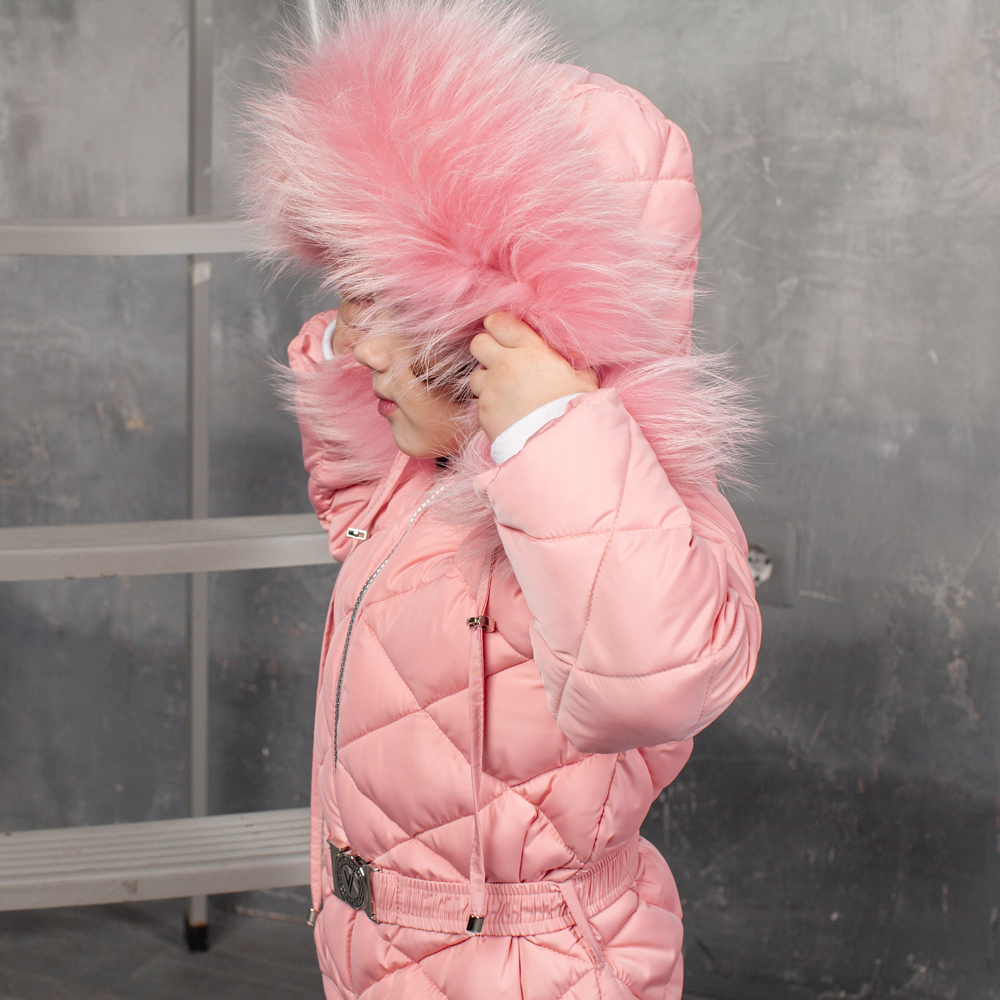 Детский однотонный зимний комбинезон розового цвета и съемной опушкой из натурального меха