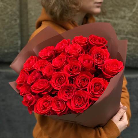 Bright rose «Nina», This scarlet rose from Ecuador falls in love at first sight. Bouquet of 25 roses.