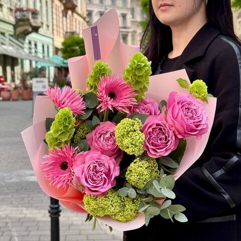 Яскравий букет з герберами «Солодкий лайм», Квіти: Вібурнум, Молюцела, Евкаліпт, Троянда піоновидна, Гербера