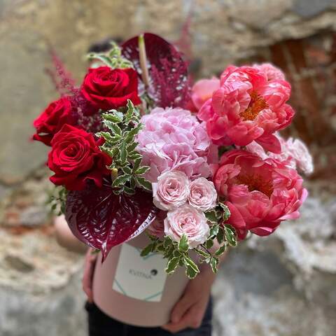 Цветы в коробке «Яркий привет», Цветы: Пион, Роза, Роза кустовая, Астильба, Гортензия, Питтоспорум, Антуриум