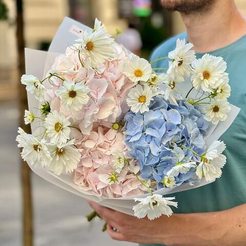 Delicate bouquet with cosmos and hydrangea «Innocence», Flowers: Cosmos, Hydrangea