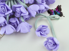 Весняна квітка на стрічці бузкова