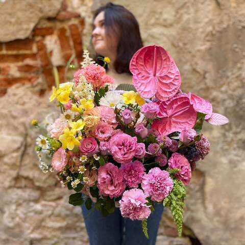 Basket with flowers «Morning Blush», Flowers: Eustoma, Pion-shaped rose, Anthurium, Freesia, Dianthus, Cosmos, Tanacetum, Chrysanthemum