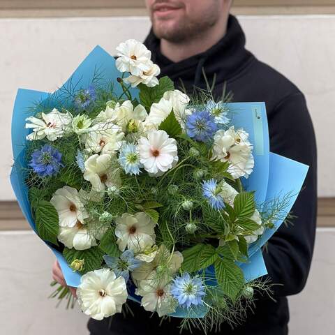 Light spring bouquet «Heavenly field», Flowers: Rubus Idaeus, Nigella, Ranunculus