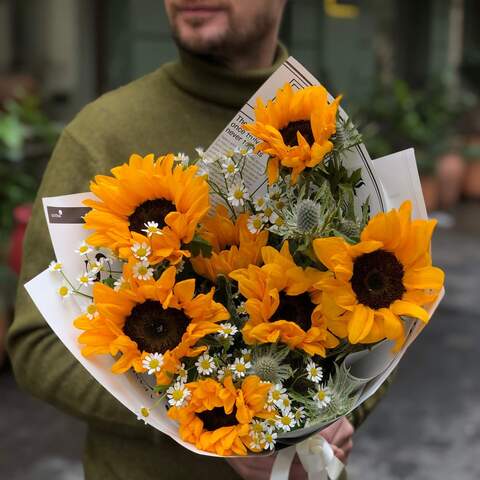 Field bouquet with sunflowers and tanacetum «Chamomile summer», Flowers: Helianthus, Tanacetum, Eryngium