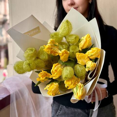 Солнечный букет из тюльпанов и асклепии «Весенний ручеек», Цветы: Тюльпан, Асклепия