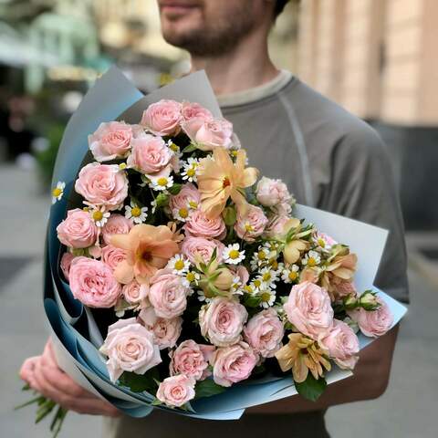 Мерцающий персиковий букет с кустовой розой «Рассветная нежность», Цветы: Ранунклюс, Танацетум, Роза пионовидная кустовая