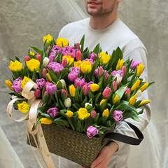 101 тюльпан у кошику «Квітковий рахат-лукум»