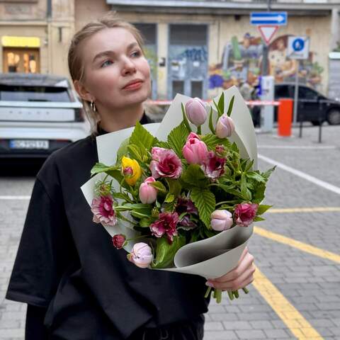 Ніжний ранункулюс Butterfly у букеті «Весняне мерехтіння», Квіти: Тюльпан, Ранункулюс Butterfly, Малина (листя)