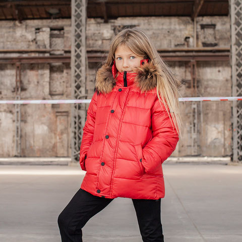 Детская зимняя куртка с натуральной опушкой красного цвета на девочку