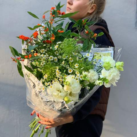 Букет «Цветущие травы», Цветы: Фрезия, Эустома, Амми, Танацетум