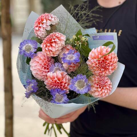 Bright bouquet «Dahlia coolness», Flowers: Rubus Idaeus, Dahlia, Scabiosa