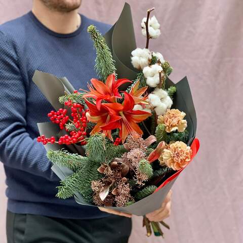Cosy bouquet with gossypium and amaryllis «Warm summer», Flowers: Hippeastrum, Gossypium, Ilex, Nobilis, Dianthus, Skimmia