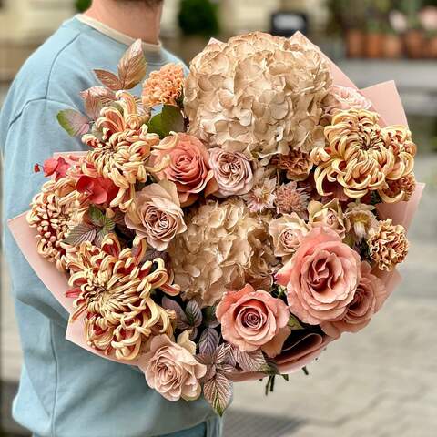 Luxurius autumn bouquet «Golden Shine of Lyubov», Flowers: Eucalyptus, Hydrangea, Dianthus, Rose, Rubus Idaeus, Kaaps Seruria, Bush Rose, Chrysanthemum