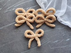 Бантик з хвостиками в'язаний бежевий (ручної работи)