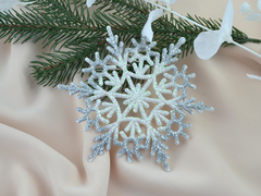 Пластиковий декор Біла з сріблом сніжинка № 11
