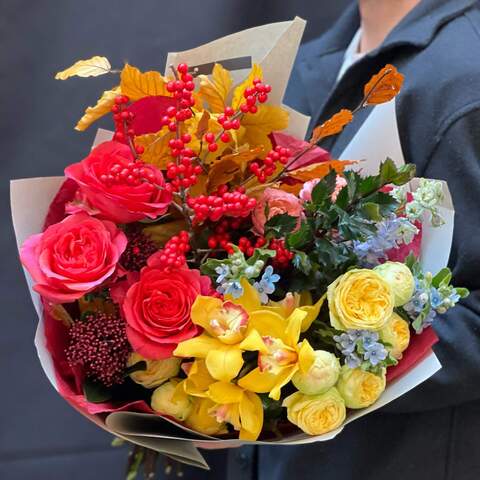 Букет «Времена года», Цветы: Роза пионовидная, Илекс, Оксипеталум, Скимия, Цимбидиум, Роза пионовидная кустовая