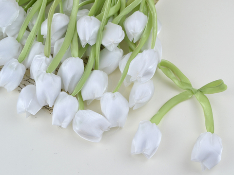 Тюльпани на стрічці білі