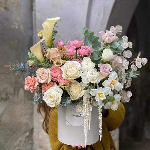 Flowers in a box «Powdered cashmere», Delicate bouquet in a hat box