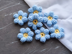 Квітка з пелюстками в'язана блакитно-жовта (ручна работа)