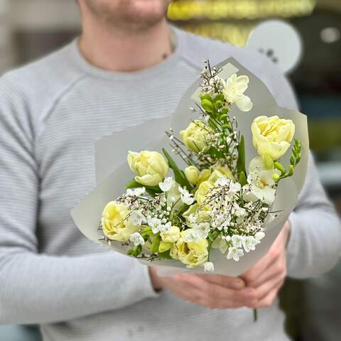 Нежный букет из ароматных весенних цветов «Привет, Оксана!», Цветы: Тюльпан, Гениста, Фрезия, Аллиум
