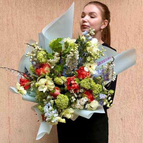 Невероятный букет с французскими тюльпанами и дельфиниумом «Весна в Провансе», Цветы: Тюльпан, Ранунклюс, Вибурнум, Дельфиниум