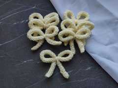 Бантик з хвостиками в'язаний кремовий (ручної работи)