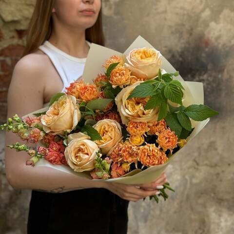 Radiant bouquet with roses «Western Lights», Flowers: Rubus Idaeus, Antirinum, Pion-shaped rose, Peony Spray Rose