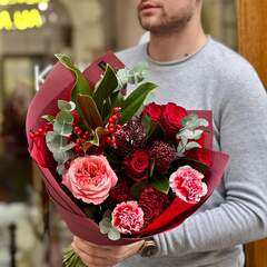 Червоний букет з трояндами, ілексом і екзотичним леукоспермумом «Палкий погляд»