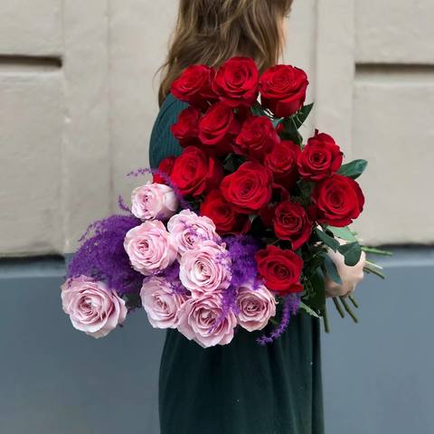 Букет до Дня Валентина «Відтінки кохання», Букет з ніжно-рожевих і червоних троянд символізує 2 половинки. Чудовий спосіб показати свою любов в День Святого Валентина - 14 лютого.