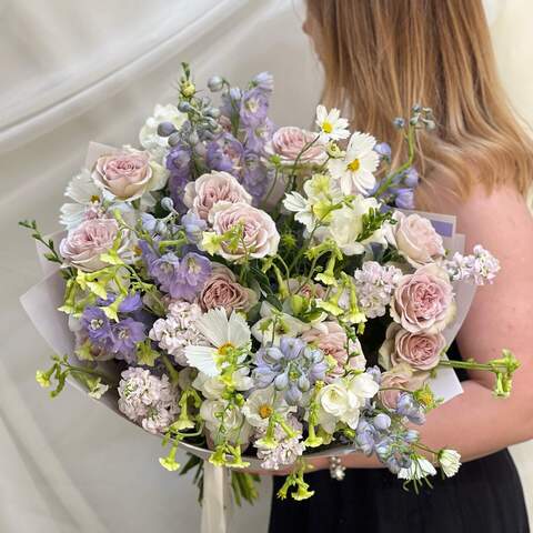 Букет «Французский шарм», Цветы: Роза пионовидная кустовая, Фрезия, Маттиола, Дельфиниум, Космея