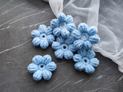 Квітка з пелюстками в'язана блакитна (ручна работа)