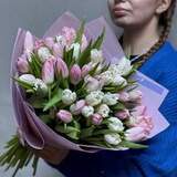 Photo of Delicate mix of 49 Neglige & Dynasty tulips in a bouquet «Winter Tenderness»