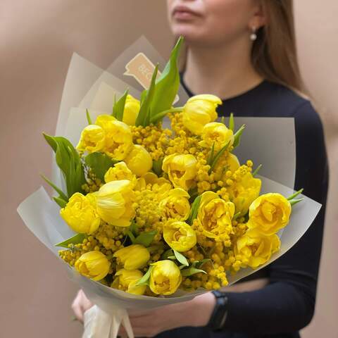 Радостный букет из весенних тюльпанов и мимозы «Солнечная улыбка», Цветы: Тюльпан пионовидный, Мимоза
