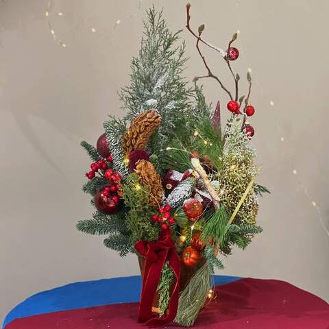 Christmas composition «Weasley's garden», Flowers: Nobilis, Magnolia, Pinus, Cones, Decor, Juniper, Peppers