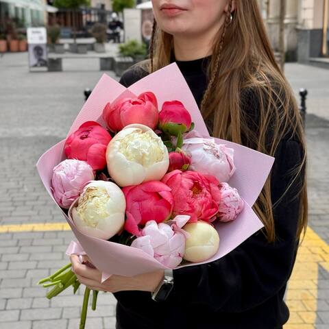 13 півоній у букеті «Солодкий мікс»