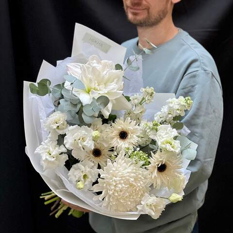 Bouquet «First snowflake», Flowers: Eustoma, Gerbera, Chrysanthemum, Syringa, Eucalyptus, Hippeastrum
