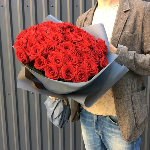 51 красная роза, Мы обожаем работать с экзотическими, необычными цветочками. Экспериментировать с формами букетов. Но ведь классику никто не отменял!