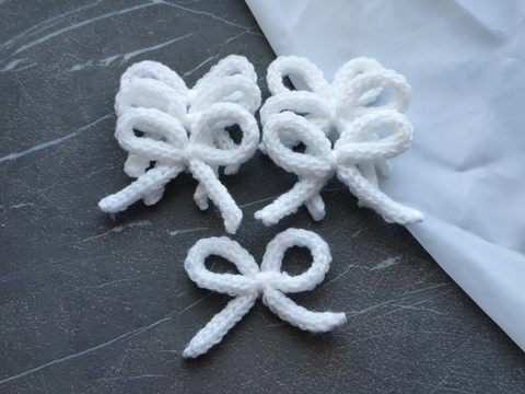 Бантик з хвостиками в'язаний білий (ручної работи)