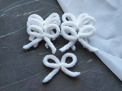 Бантик з хвостиками в'язаний білий (ручної работи)