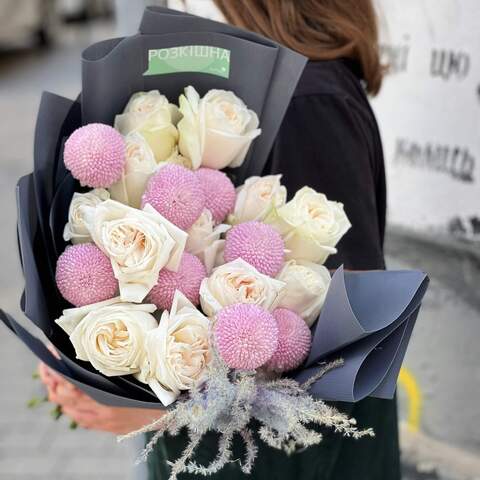 Букет «Аметистовое колье», Цветы: Роза пионовидная, Хризантема, Мискантус