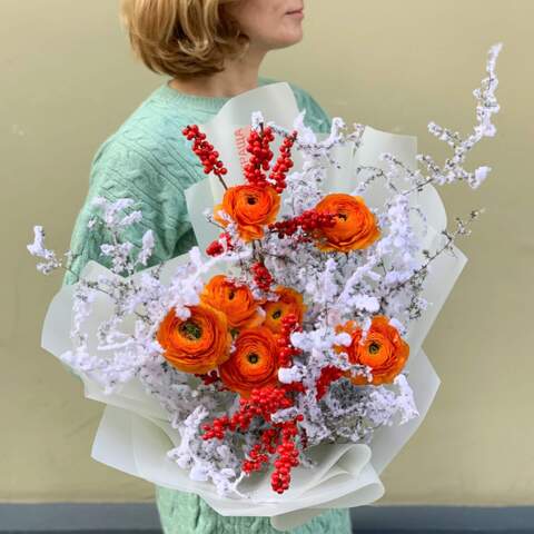 Bouquet «Candy orange», Flowers: Ranunculus, Ilex, Asparagus