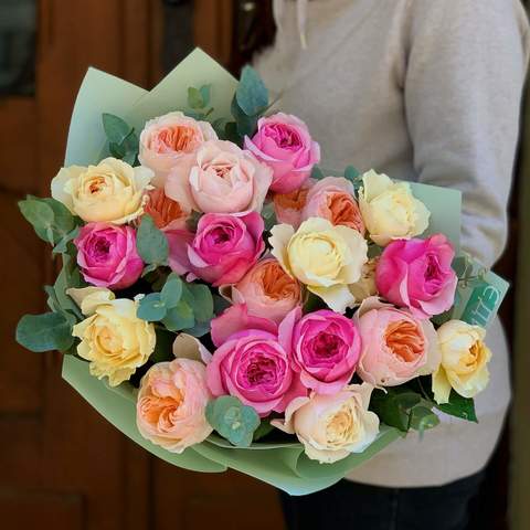 Кольоровий мікс з преміальних піоновидних троянд «David Austin», 21 троянда та евкаліпт