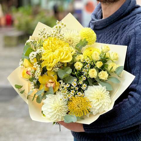 Bouquet «Canary song», Flowers: Dahlia, Chrysanthemum, Bush Rose, Chamelaucium, Tanacetum, Leucospermum, Eucalyptus
